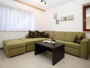salon z kanapą i stolikiem kawowym w obiekcie Apartment Schwarzwald 6 OG by Interhome w mieście Radenthein