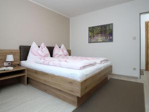 Łóżko lub łóżka w pokoju w obiekcie Apartment Schwarzwald 6 OG by Interhome