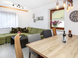 un soggiorno con tavolo e divano di Apartment Schwarzwald by Interhome a Radenthein