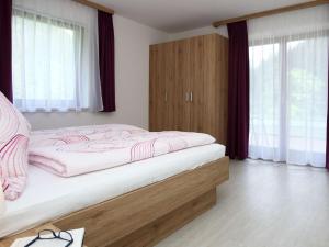 Łóżko lub łóżka w pokoju w obiekcie Apartment Schwarzwald 6 OG by Interhome