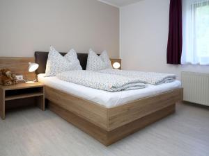 Łóżko lub łóżka w pokoju w obiekcie Apartment Schwarzwald 6 OG by Interhome