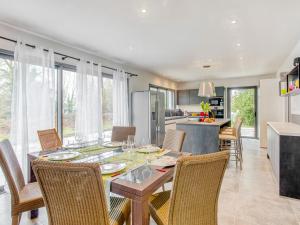 een keuken en eetkamer met een tafel en stoelen bij Holiday Home L'allée Couverte by Interhome in La Trinité-sur-Mer