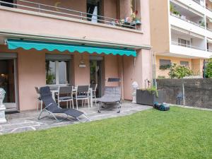 eine Terrasse mit Stühlen und einem Grill im Hof in der Unterkunft Apartment Casa Barbara by Interhome in Muralto