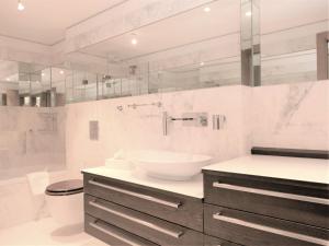 Koupelna v ubytování Apartment Chesa Piz Mezdi - St- Moritz by Interhome