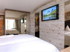 TV a/nebo společenská místnost v ubytování Apartment Chesa Piz Mezdi - St- Moritz by Interhome