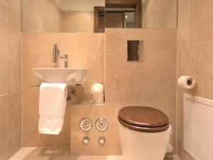 Koupelna v ubytování Apartment Chesa Piz Mezdi - St- Moritz by Interhome