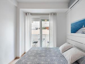 a bedroom with a bed with a view of the ocean at Apartment Benasol in Benalmádena