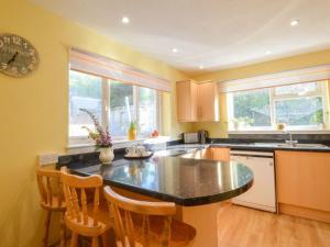 A kitchen or kitchenette at Holiday Home Tigh na Sith by Interhome