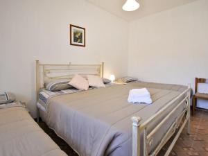 ein Schlafzimmer mit einem großen Bett in einem Zimmer in der Unterkunft Apartment Casa Armida-3 by Interhome in Rosolina Mare
