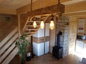 uma cozinha com um fogão a lenha numa cabina em Domki całoroczne z kominkiem - SKAŁA i GŁAZ em Szczytna