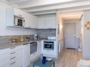 Ett kök eller pentry på Apartment Les Océanes by Interhome