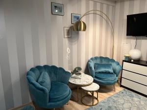 sala de estar con 2 sillas azules y mesa en Comfort Zone Ostróda BLUE en Grabinek