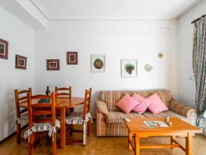 salon z kanapą i stołem w obiekcie Apartment Rinconada Real-3 by Interhome w mieście Benidorm