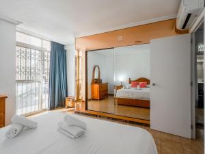 Łóżko lub łóżka w pokoju w obiekcie Apartment Rinconada Real-3 by Interhome