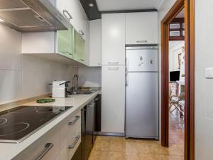 kuchnia z białymi szafkami i lodówką w obiekcie Apartment Rinconada Real-3 by Interhome w mieście Benidorm +20 zdjęć