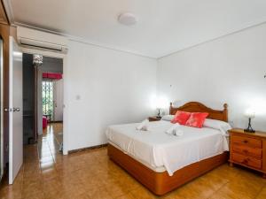Łóżko lub łóżka w pokoju w obiekcie Apartment Rinconada Real-3 by Interhome
