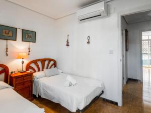 Łóżko lub łóżka w pokoju w obiekcie Apartment Rinconada Real-3 by Interhome
