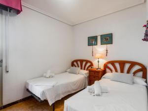 Łóżko lub łóżka w pokoju w obiekcie Apartment Rinconada Real-3 by Interhome