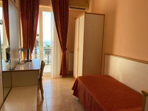 A bed or beds in a room at Hotel Moresco
