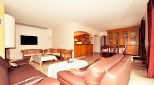 un salon avec un canapé et une table dans l'établissement Luxueuse Villa Récente à Saint Raphaël de Plain Pied, à Saint-Raphaël