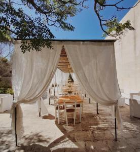 stół na imprezę pod namiotem w obiekcie Tenuta Sidore w mieście Cursi