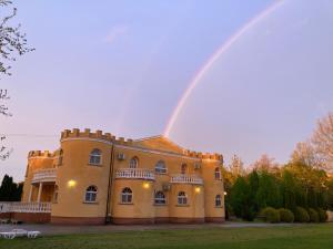 ハイドゥソボスローにあるKastély Panzióの虹の上の建物
