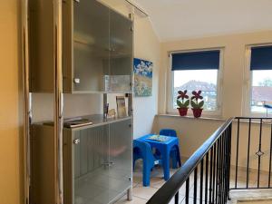 eine Küche mit einem blauen Stuhl und einem Balkon in der Unterkunft 50001.... in Carolinensiel