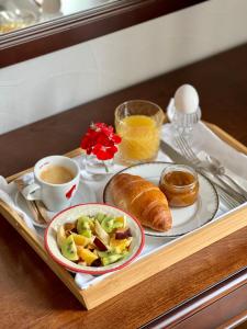 - un plateau avec un petit-déjeuner composé de café et d'une assiette de nourriture dans l'établissement Octava Boutique Hotel, à Tbilissi