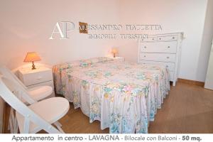- une chambre blanche avec un lit, une commode et une table dans l'établissement Casa Biltu, à Lavagna
