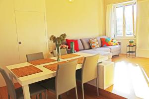 uma sala de estar com uma mesa e um sofá em Luxuryhouse Boboetto em Cagliari