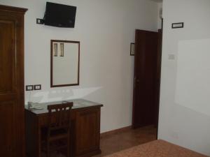 Televízia a/alebo spoločenská miestnosť v ubytovaní Camere Ramaccia