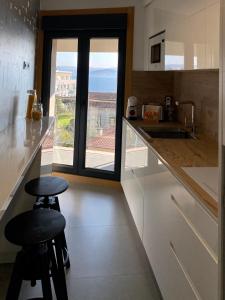 Kuchnia lub aneks kuchenny w obiekcie AMIVERA-MAR, vistas a la Ría de Vigo, Cangas