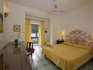 Postel nebo postele na pokoji v ubytování Semiramis Hotel De Charme & Pools