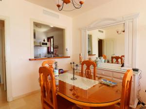 jadalnia ze stołem i lustrem w obiekcie Apartment Burriana Spainsunrentals 1162 w mieście Nerja
