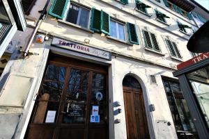 un edificio con un cartel en la parte delantera en Wine Apartments Florence Vin Santo, en Florencia