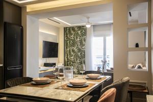 ein Esszimmer mit einem Tisch und Stühlen in der Unterkunft The Lux2 a gorgeous apartment in Thessaloniki