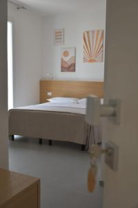 レウカにあるMimi Leuca B&bの白い部屋のベッドルーム1室(ベッド1台付)