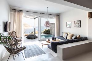 ein Wohnzimmer mit einer Couch und einem Tisch in der Unterkunft Nimbus My Aktis in Super Paradise Beach + 37 Fotos
