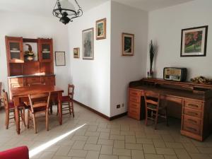 a dining room with a table and a desk at Residenza Schinardi in Oristano