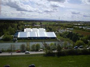 una vista aerea di un grande edificio con parcheggio di Sportpark Jürgen Fassbender a Eggenstein-Leopoldshafen