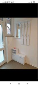 Pokój z białą szafką i lustrem w obiekcie Schönes und offenes Appartement w mieście Jüchen