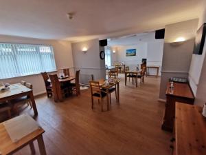 an overhead view of a restaurant with tables and chairs at Cottage Court Hotel in Tenby