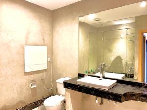 een badkamer met een wastafel, een toilet en een spiegel bij Anfa 138 - Best view in town. Great location. Luxurious 2 bedrooms in Casablanca
