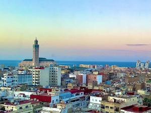 een uitzicht op een stad met een klokkentoren bij Anfa 138 - Best view in town. Great location. Luxurious 2 bedrooms in Casablanca