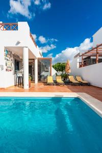 willa z basenem przed domem w obiekcie Casa ERNESTO w mieście Playa Blanca