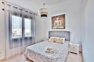 sypialnia z łóżkiem z dwoma butami w obiekcie Casa ERNESTO w mieście Playa Blanca +35 zdjęć