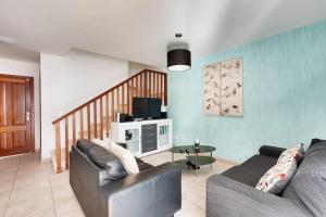 salon z dwiema kanapami i stołem w obiekcie Casa ERNESTO w mieście Playa Blanca
