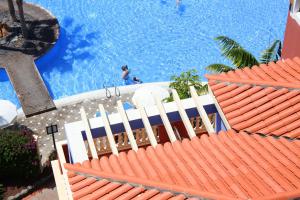 uma vista para uma piscina a partir do telhado de uma casa em Bahia Principe Sunlight Tenerife - All Inclusive em Adeje