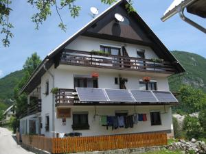 una casa con pannelli solari sul tetto di Guest House Žnidar a Bohinj