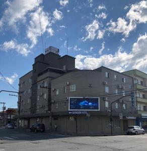 un edificio con un grande cartello sul lato di Hotel Veneza a Brusque